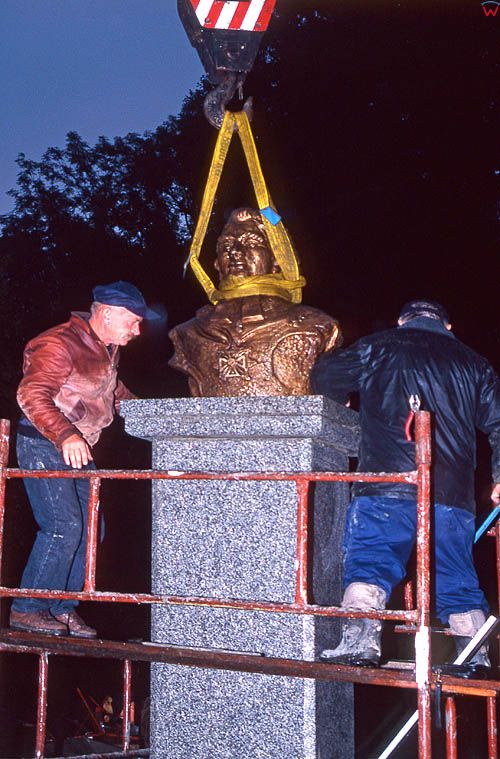 Lidzbark Warm 2001r. Montaż Pomnika Ignacego Krasickiego